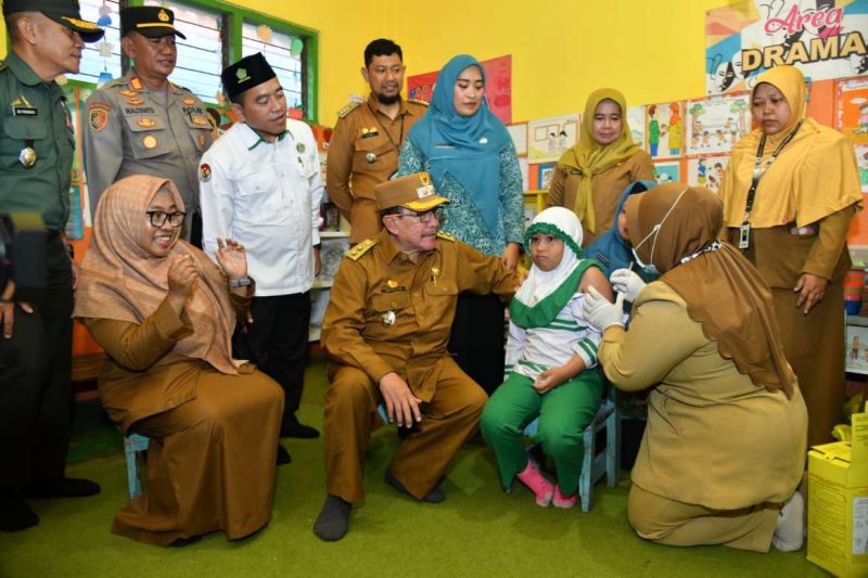 Wabup Sumenep KH. Imam Hasyim Didampingi Kadinkes P2KB Elliyana Fardasyah Saat Meninjau Vaksinasi Campak di Salah Satu Sekolah, Senin (25/08/2025) 