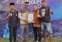 Kades Badur Atnawi Bersama Kabid Pariwisata Disbudporapar Sumenep Andrie Zulkarnaen Saat Menerima Penghargaan di Ajang Festival Cemara Udang Jatim 2025