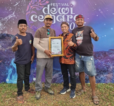 Kades Badur Atnawi Bersama Kabid Pariwisata Disbudporapar Sumenep Andrie Zulkarnaen Saat Menerima Penghargaan di Ajang Festival Cemara Udang Jatim 2025