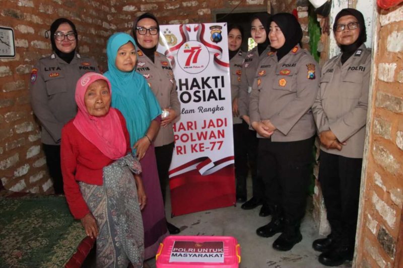 Polwan Polres Sumenep Ulurkan Kasih, Ringankan Beban Warga di Hari Jadi ke-77