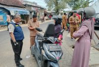 Kepala UPT PPD Samtiono, S.H., M.H., dan Kabid P3EPD Bapenda Sumenep Suhermanto, S.E., M.E., Turun Langsung Dalam Operasi Gabungan Kepatuhan Pajak Kendaraan Bermotor di Simpang Tiga Lalangon, Selasa (26/08/2025)