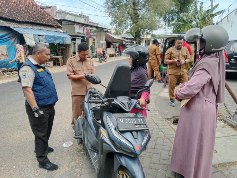 Kepala UPT PPD Samtiono, S.H., M.H., dan Kabid P3EPD Bapenda Sumenep Suhermanto, S.E., M.E., Turun Langsung Dalam Operasi Gabungan Kepatuhan Pajak Kendaraan Bermotor di Simpang Tiga Lalangon, Selasa (26/08/2025)