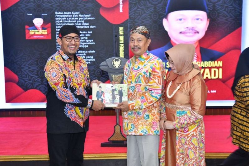 Momen Bupati Fauzi secara khusus menyerahkan foto kenangan saat Edi Rasiyadi diambil sumpah jabatannya tujuh tahun lalu di Acara Pisah Kenang Sekdakab Sumenep di Pendopo Agung Keraton Sumenep, Selasa (26/08/2025)