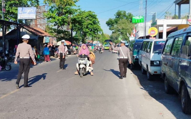 Suasana Pengamanan Lalu Lintas oleh Satlantas Polres Sumenep di Pasar Prenduan Kecamatan Pragaan, Rabu (27/08/2025)