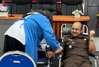 Kasi Pidum Kejari Sumenep, Hanis Aristya Hermawan Saat Donor Darah 