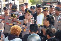Kapolres Sumenep AKBP Rivanda SIK yang Turun Langsung Menemui Pada Aksi Unras 