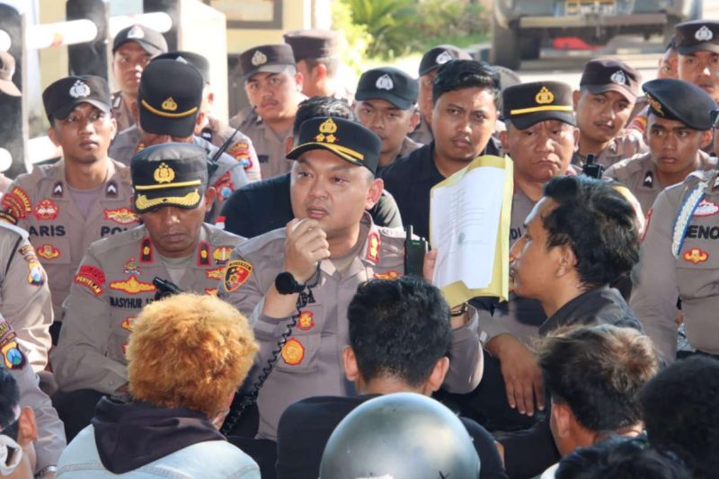 Kapolres Sumenep AKBP Rivanda SIK yang Turun Langsung Menemui Pada Aksi Unras 