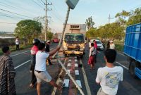 BREAKING NEWS: Truk Tabrak Pembatas Jalan di Desa Patean, Kecamatan Batuan, Arus Lalu Lintas Sumenep–Pamekasan Sempat Tersendat