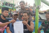Nelayan Masalembu bersama aparat Kepolisian, TNI, dan Syahbandar turun langsung menemui kapal Porsen mendesak adanya kesepakatan batas tangkap minimal 40 mil dari bibir pantai Masalembu.