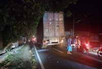 Truk Trailer Tersangkut Pohon Mangga di Jalan Raya Gapura Paberasan, Arus Lalu Lintas Menuju Kota Sumenep Tersendat