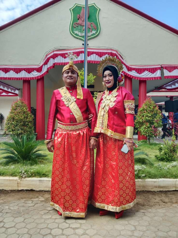 Wow, Serasi dan Berwibawa! Kepala Bapenda Sumenep dan Istri Kenakan Busana Adat Bugis Sulsel, Warnai Upacara HUT ke-80 RI Bapenda