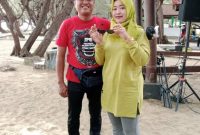 Kepala Bapenda Faruk Hanafi Bersama Istri di Pantai Lombang, Senin (18/08/2025