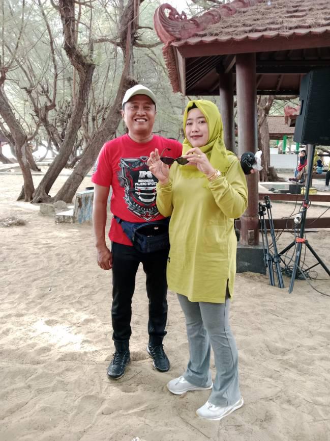 Kepala Bapenda Faruk Hanafi Bersama Istri di Pantai Lombang, Senin (18/08/2025