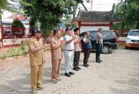 Foto Bersama Pejabat Bapenda, Kepala PPD Sumenep dan Kanit Tujarwali Satlantas Polres Sumenep Saat Apel Bersama Sebelum Gelar Operasi Gabungan Kepatuhan Pajak Kendaraan Bermotor di Halaman Kantor Bapenda Sumenep, Selasa (26/08/2025) 