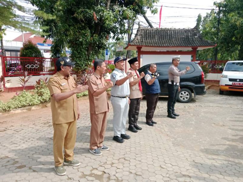 Foto Bersama Pejabat Bapenda, Kepala PPD Sumenep dan Kanit Tujarwali Satlantas Polres Sumenep Saat Apel Bersama Sebelum Gelar Operasi Gabungan Kepatuhan Pajak Kendaraan Bermotor di Halaman Kantor Bapenda Sumenep, Selasa (26/08/2025) 