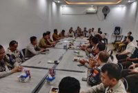 Suasana Rapat Rekonsiliasi dan Evaluasi Usai Kegiatan Opgab dari 4 Instansi Lintas Sektoral di Salah Satu Cafe Di Sumenep, Selasa (26/08/2025) 