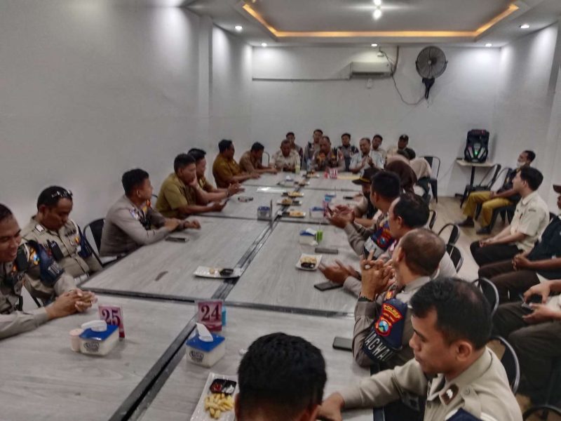 Suasana Rapat Rekonsiliasi dan Evaluasi Usai Kegiatan Opgab dari 4 Instansi Lintas Sektoral di Salah Satu Cafe Di Sumenep, Selasa (26/08/2025) 