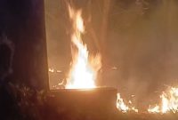 BREAKING NEWS: LAHAN DEKAT PERMUKIMAN WARGA TERBAKAR DI SAROKA, SARONGGI — PETUGAS GERAK CEPAT PADAMKAN API