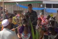 Keberanian Sekcam Rubaru di Atas Jaran Serek Warnai Penutupan HUT ke-80 RI di Desa Mandala