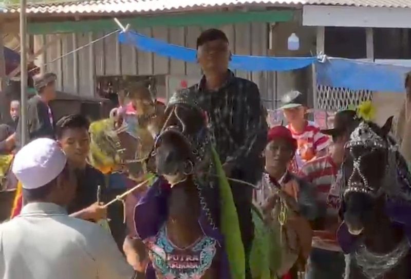 Keberanian Sekcam Rubaru di Atas Jaran Serek Warnai Penutupan HUT ke-80 RI di Desa Mandala