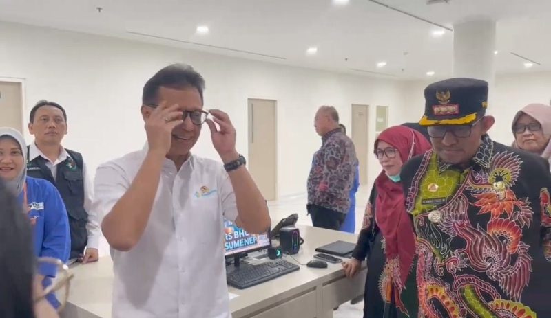 Bupati Sumenep Achmad Fauzi Wongsojudo SH Saat Mendampingi Menkes RI Budi Gunadi Sadikin di Rumah Sakit BHC di Desa Babbalan Kecamatan Batuan, Kamis (28/08/2025)
