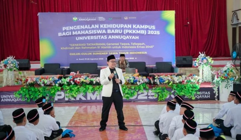 Dr. Zamzami Sabiq, M.Psi., hadir sebagai narasumber utama dengan materi bertajuk “Membangun Karakter Mahasiswa Unggul dengan Kecerdasan Emosional dan Kecerdasan Spiritual.