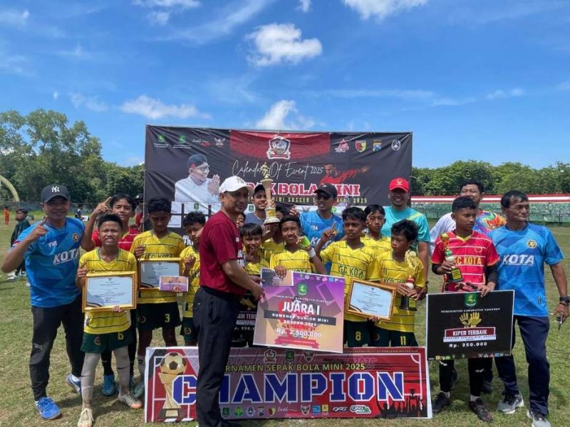 Foto Disaat Kadisdik Sumenep Agus Dwi Saputra Saat Memberikan Hadiah & Penghargaan kepada para Pemenang Mini Soccer 2025 