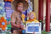 Pustakawan Ahli Muda Dispusip Kabupaten Sumenep Drs. Syaiful Bahri Saat Memberikan Hadiah Pemenang Lomba Bertutur Dispusip 2025