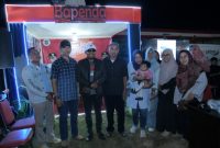 Bupati Sumenep Achmad Fauzi Wongsojudo Foto Bersama Sekdakab dan Kepala Bapenda, Sekretaris dan Staf Jajaran Bapenda di Stand Bapenda MFC 2025 