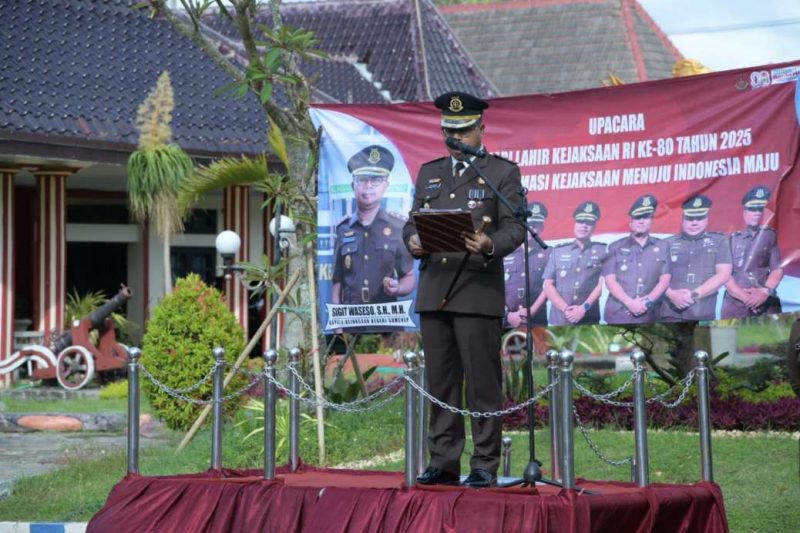Kajari Sumenep Sigit Waseso Saat Pimpin upacara peringatan Hari Lahir Kejaksaan Republik Indonesia ke-80 di Halaman Rumdis Bupati Sumenep, Selasa (02/09/2025)