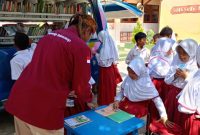 Pustakawan Ahli Muda Drs. Syaiful Bahri Saat Melayani Anak2 Didik SDN Kalianget IV 