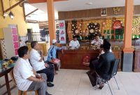 Kepala Bapenda Faruk Hanafi Saat Mensosialisasikan Percepatan PBB P2 di Balai Desa Kambingan Barat Kecamatan Lenteng, Rabu (03/09/2025)