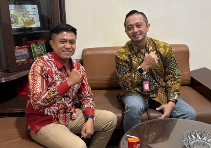 Ketua DPC ISSITA Kabupaten Sumenep Dr. Naghfir, S.H.I., S.H., M.H., Saat Mengunjungi Pimpinan Baru Bank Jatim Cabang Sumenep Budi Prakoso 