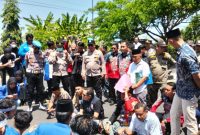Pengamanan Humanis Polres Sumenep Kepada Aksi UNRAS PMII di Depan Kantor DPRD Sumenep 