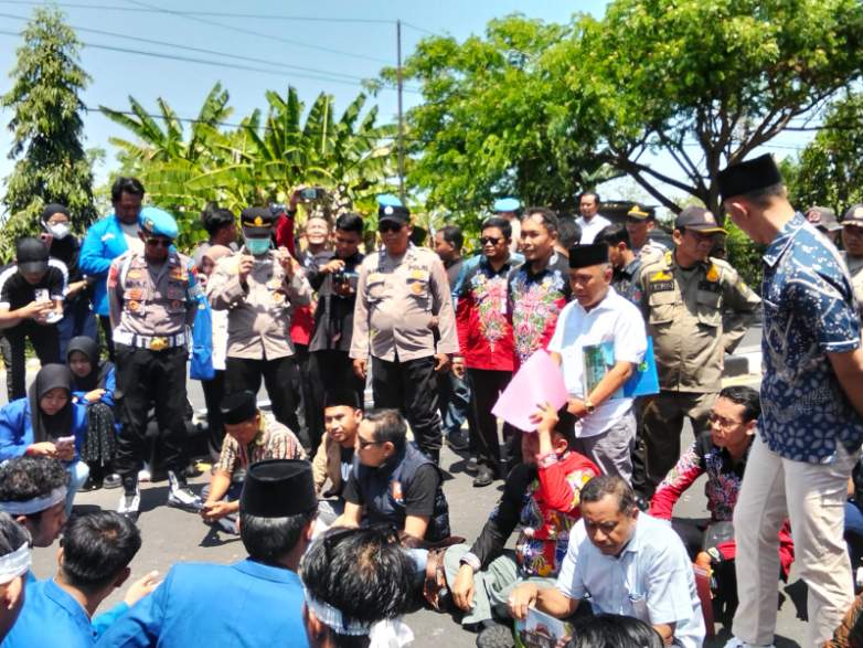 Pengamanan Humanis Polres Sumenep Kepada Aksi UNRAS PMII di Depan Kantor DPRD Sumenep 