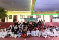 Foto Bersama Kepala SDN Pakandangan Sangrah Bersama Dewan Guru Dan Anak Didik Usai Peringatan Maulid Nabi dan Dies Natalis Gita Al Husna Ke-1