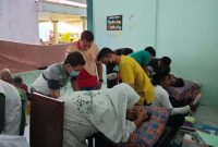 Suasana khitanan massal bertajuk Safari Khitan Madura Sehat yang digelar Bulan Sabit Merah Indonesia (BSMI) Jawa Timur bersama BSMI Sumenep.