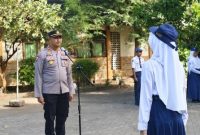 Kapolsek Krejengan Jadi Inspektur Upacara di SMPN 2, Tekankan Pentingnya Tertib Lalu Lintas Sejak Usia Dini