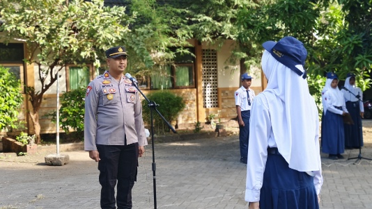 Kapolsek Krejengan Jadi Inspektur Upacara di SMPN 2, Tekankan Pentingnya Tertib Lalu Lintas Sejak Usia Dini