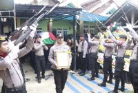 Penghormatan Terakhir, Polres Sumenep Berikan Upacara Kedinasan untuk Bripka Rahmat Hidayat, Senin (08/09/2025) 
