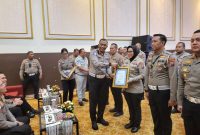 Kasat Lantas Polres Sumenep AKP Ninits Saat Menerima Penghargaan Ungkap Kasus Tabrak Lari Terbanyak se-Jawa Timur dari Dirlantas Polda Jatim Kombes Pol. Iwan Sektiadi di Gedung Mahameru Polda Jatim, Selasa (09/09/2025)