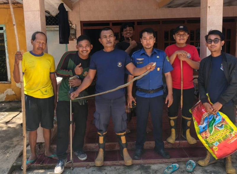 Tim Unit Reaksi Cepat Damkar Sumenep Usai Mengevakuasi Hewan Buas