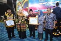 Foto Bersama Gubernur Jatim Khofifah Indar Parawangsa Bersama Wabup Sumenep KH. Imam Hasyim dan Kepala DKPP Chainur Rasyid Usai Menerima Penghargaan 