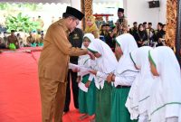 Bupati Sumenep Saat Memberikan Santunan Kepada Anak Yatim Piatu pada Peringatan Maulid Nabi Muhammad SAW digelar Pemkab Sumenep di Pendopo Agung Keraton Senin (15/09/2025)