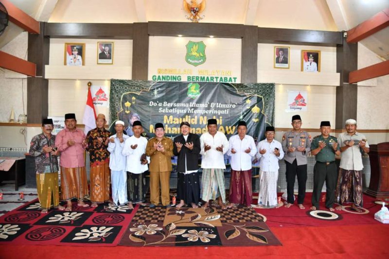 Foto Bersama Wabup Sumenep KH. Imam Hasyim Bersama Camat Ganding dan Tokoh Agama Usai Kegiatan Doa Bersama dan Peringatan Maulid Nabi Muhammad SAW di Pendopo Kecamatan Ganding, Senin (15/09/2025)