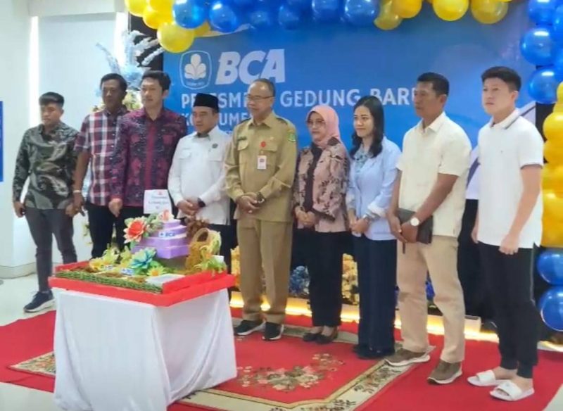 Asisten II Sekdakab Sumenep Abdul Madjid dan Kepala Kemenag Sumenep Serta Dr. Naghfir di Acara Peresmian KCP Bank BCA Sumenep