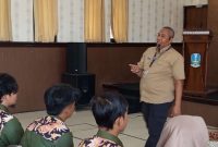 Kepala BNNK Sumenep, Bambang Sutrisno, SE., MM. saat Menyampaikan Materi