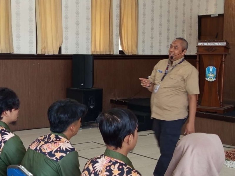 Kepala BNNK Sumenep, Bambang Sutrisno, SE., MM. saat Menyampaikan Materi