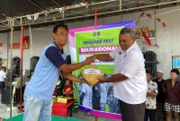 Kepala Rutan Kelas IIB Sumenep Heri Sutriadi Saat Memberikan Hadiah Kepada Salah Satu Warga Binaan 