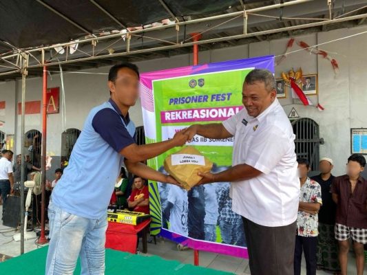 Kepala Rutan Kelas IIB Sumenep Heri Sutriadi Saat Memberikan Hadiah Kepada Salah Satu Warga Binaan 